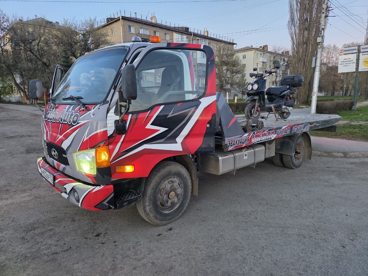 Эвакуатор оказывает техпомощь на трассе в Уфе